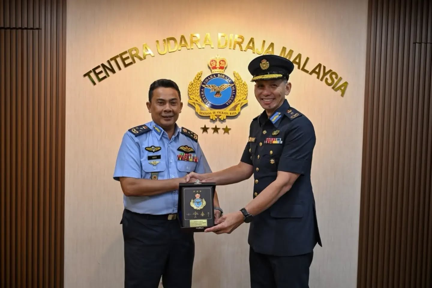 KUNJUNGAN HORMAT KOMANDAN MAKTAB TENTERA DIRAJA KEPADA TIMBALAN PANGLIMA TENTERA UDARA